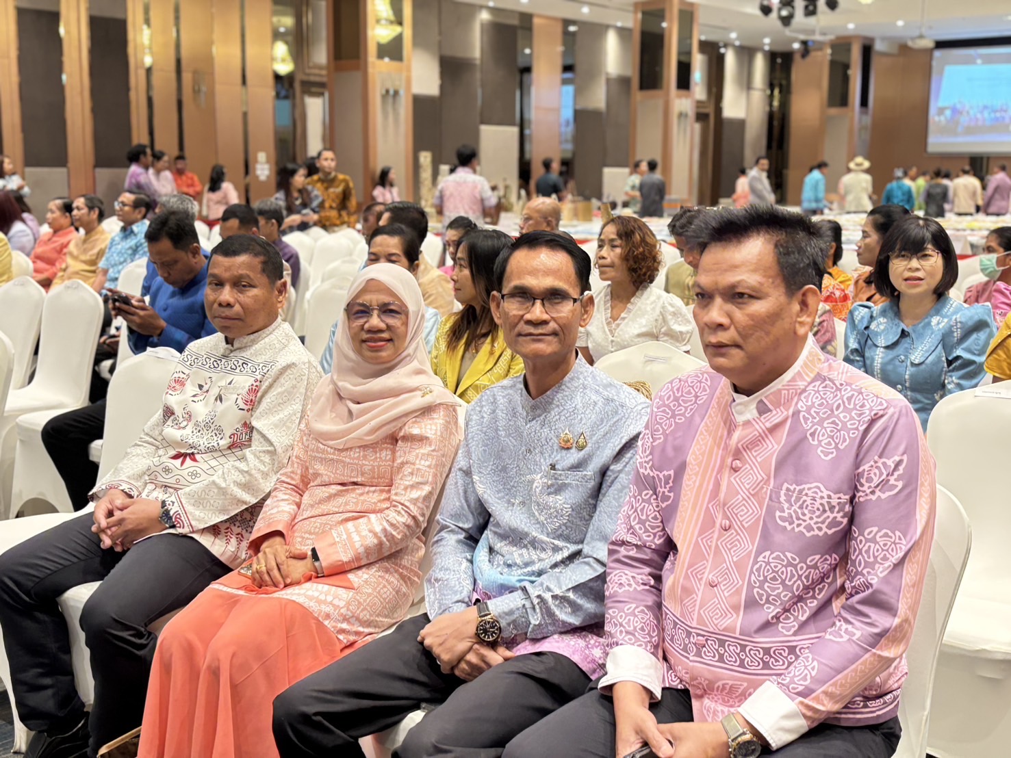 พช.สตูล ร่วมพิธีเปิดการประกวดผ้าลายพระราชทาน “ผ้าลายสิริราชพัสตราภรณ์” และงานหัตถกรรม ประจำปี 2568 ที่สงขลา ขับเคลื่อนการยกระดับภูมิปัญญาผ้าไทยสู่เวทีสากล